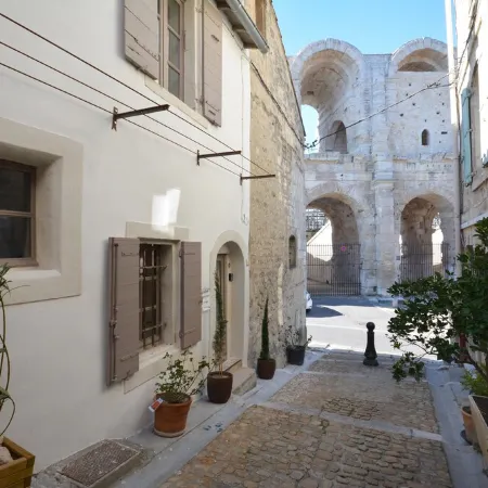 At the foot of the Arles bullring, attractive renovated town house