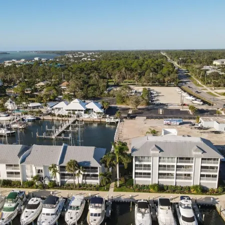 Manatee Harbor: Marina, Heated Pool-Spa, Island Ferry with Private Beach Access!