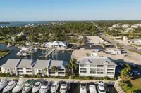 Manatee Harbor: Marina, Heated Pool-Spa, Island Ferry with Private Beach Access!