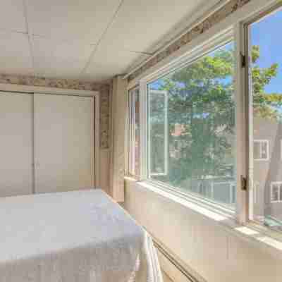 Coastal downtown 1 Bed, 1 Bath, full kitchen w/ harbor view Rooms