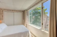 Coastal downtown 1 Bed, 1 Bath, full kitchen w/ harbor view