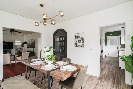 𓇻 Elegant Forest Retreat 𓇻 Starlink, Gourmet Coffee, Outdoor BBQ Отели рядом с достопримечательностью «Парк Тилликум»