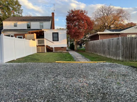 Private Guest house with Parking and Wi-Fi in a Central Location