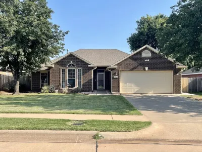 Relaxing stay in Stillwater, OK! Enjoy and relax in in this spacious home. فنادق في 
