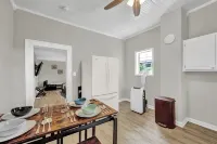 3 mins from Downtown - PS5, King Bed & EV Charger