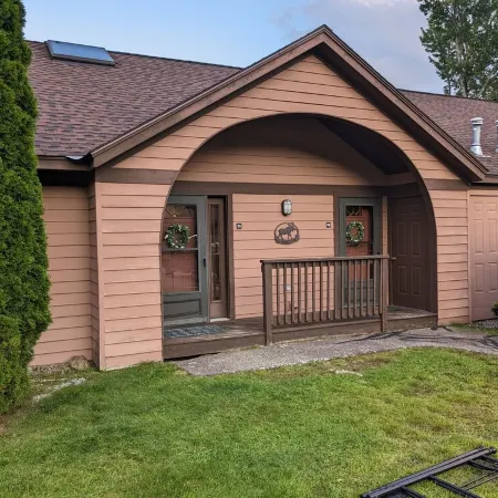 Chalet-styled condo in the heart of the White Mountains; pool / hottub / golfing