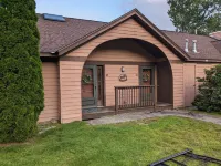 Chalet-styled condo in the heart of the White Mountains; pool / hottub / golfing