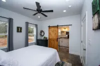 Come stay at Two Lakes Cottage just minutes away from Bois d’Arc Lake