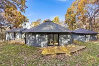 Octagon of the Ozark's. 10 minutes from Springfield! Remote feel, yet close.