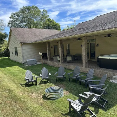 Luxury Old Man's Cave Home🌲Walking Distance to Hocking Hills Park with Hot Tub