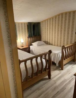 CREEKSIDE  COTTAGE WITH WATER ACCESS, LARGE LOT WITH CAMPFIRES AND LOTS OF CHARM