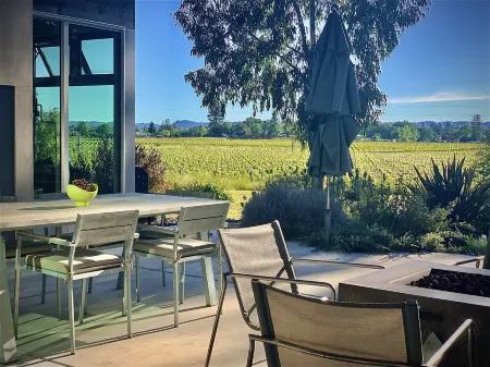 Modernist Compound With Expansive Views Overlooking Bellflower Vineyards Отели рядом с Аэропорт Чарльз М. Шульц