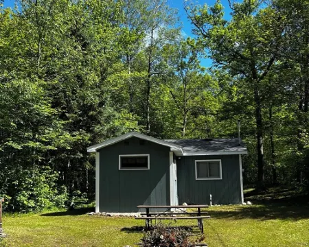 Rustic cabin near recreational, ATV and fishermans dream. 斯蒂芬森酒店