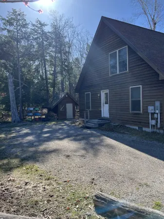 Arbor Pines Oak - walk to downtown Glen Arbor Отели в г. Глен Арбор Тауншип