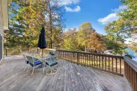 Shangri-La -dogs friendly, firepit, wifi, 2 kayaks, 2 kitchens, and a Pool Table