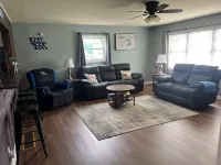 Spacious 5-bedroom House, Garage/Hot Tub/Bar, Close to RRG, Fiber WiFi