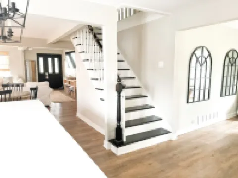 Modern 4 bed Lake House Steps from Browns Lake w. Arcade Room + Private Beach