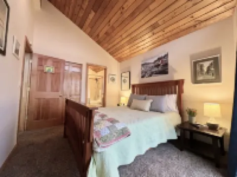 10 ppl/full house/relax/private yard/wifi/games/kid space/fire pit/uniq art