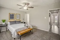 Modern Stay Centrally Located in The Woodlands