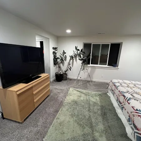 Forest home and outdoor adventure paradise! 15 minutes to Autzen Stadium.