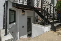 New 2 BR APT: amazing location, spotless, free private parking. Hotels in 