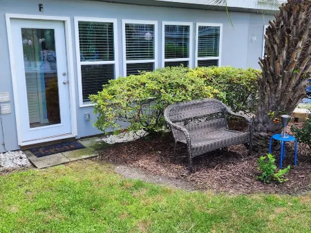 Cozy Pool side Condo, 5 min from the beach!