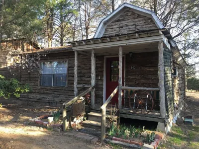 ADORABLE BOHO CABIN JUST RENOVATED & ONLY 2 MILES TO TRADE DAYS