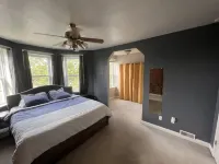 Beautiful 4 bedroom Home by the Hill - Privacy Fenced Backyard and Fast Internet 서클 공원 주변 호텔