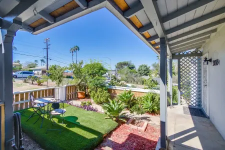 Chic, yet playful boho bungalow near everything! Отели рядом с достопримечательностью «Dr J's Elegant Reflections Med Spa»