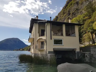 Directly on Lago di Lugano with boat mooring
