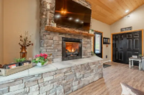 Secluded 5 BR Modern Cabin, 120 acres.  New River  Trail, Claytor Lake, VA tech