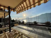 Large and bright apartment, parking and terrace overlooking the lake