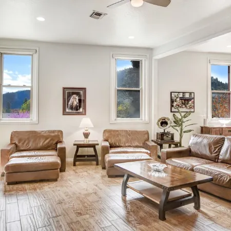The Executive Suite- Apartment near the river!
