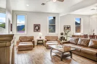 The Executive Suite- Apartment near the river!