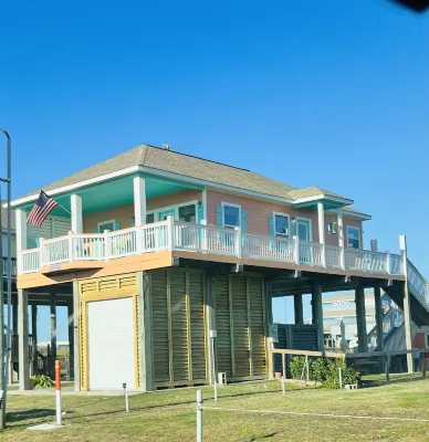 Home with beach view from  porch and it’s only a two minute walk to the beach. 마이 해피 플레이스 RV 캠프 주변 호텔