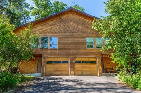 10 mins to whitefish mountain and 5 mins to city beach. Family  cabin Отели в г. Уайтфиш