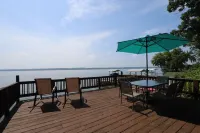 75 Ft Of Private Lakefront!