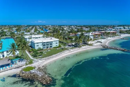 Private Beach Retreat! Luxurious Bedding, Relaxing Pool, Best Sunsets, Fast WiFi Отели в г. Key Colony Beach