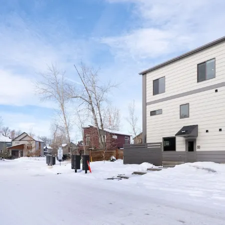Industrial Retreat Where Recreation Abounds! Dogs OK, Pool Table, BBQ & More!