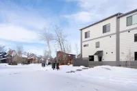 Industrial Retreat Where Recreation Abounds! Dogs OK, Pool Table, BBQ & More! - Wifi
