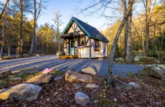 Storybook Cottage @ Four Fillies Lodge-Glamping