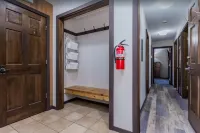 Spacious Updated 4BR Condo Next To Shuttle Stop!