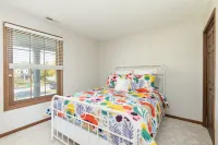 Cozy 5-bedroom with lake views and spacious deck