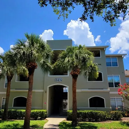★ SCENIC POOLSIDE❤ tastefully decorated and minutes away from Clearwater Beach