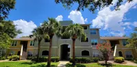★ SCENIC POOLSIDE❤ tastefully decorated and minutes away from Clearwater Beach - 4-Star