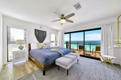 Gulf Front Luxury-Private Beach-3 Decks-King Beds Destin FL Rentals 주변 호텔