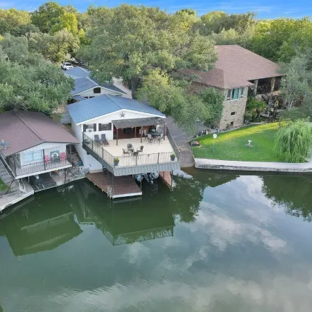 Quiet Cove Close to Open Water with new Hot Tub