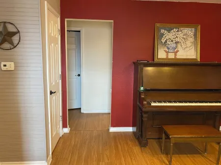 Cozy Cottage Close to COTA, ACL, SXSW, kids welcome!