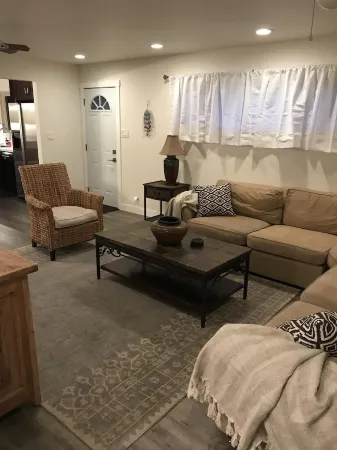 Spacious remodeled House off Main Street Отели рядом с достопримечательностью «Венис Бич»