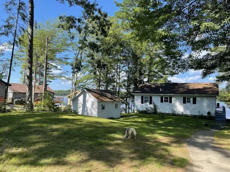 Spacious Four Season Lakeside Retreat
